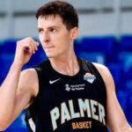 Jesús Carralero celebrando un punto en un partido de baloncesto