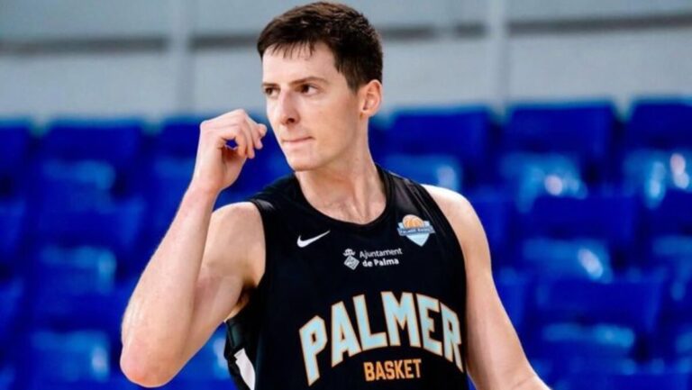 Jesús Carralero celebrando un punto en un partido de baloncesto