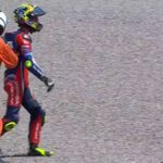 Joan Mir siendo asistido tras una ca&iacute;da en la carrera de MotoGP en Sachsenring