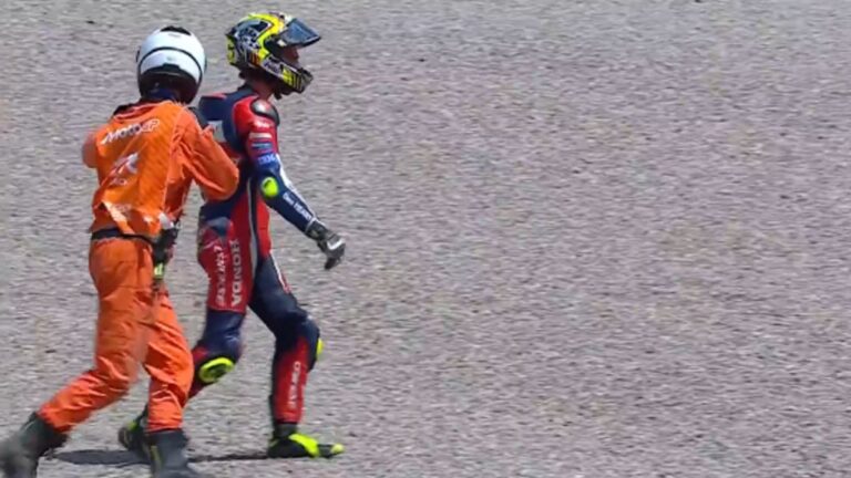 Joan Mir siendo asistido tras una ca&iacute;da en la carrera de MotoGP en Sachsenring