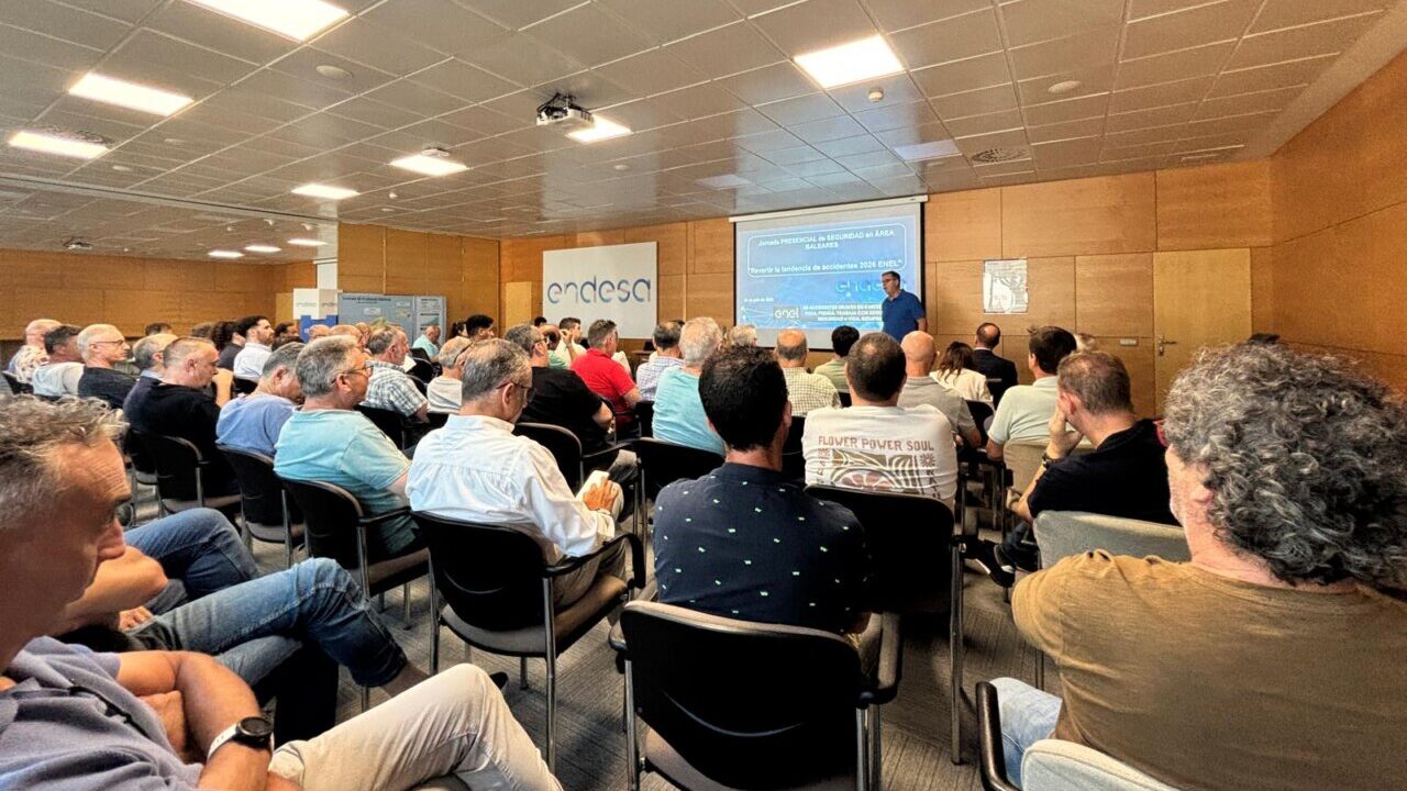M&aacute;s de un centenar de profesionales pasan por las jornadas de seguridad de e-distribuci&oacute;n en Palma