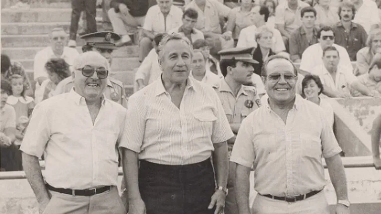 Juan Carlos Lorenzo junto a otros hombres en un evento deportivo