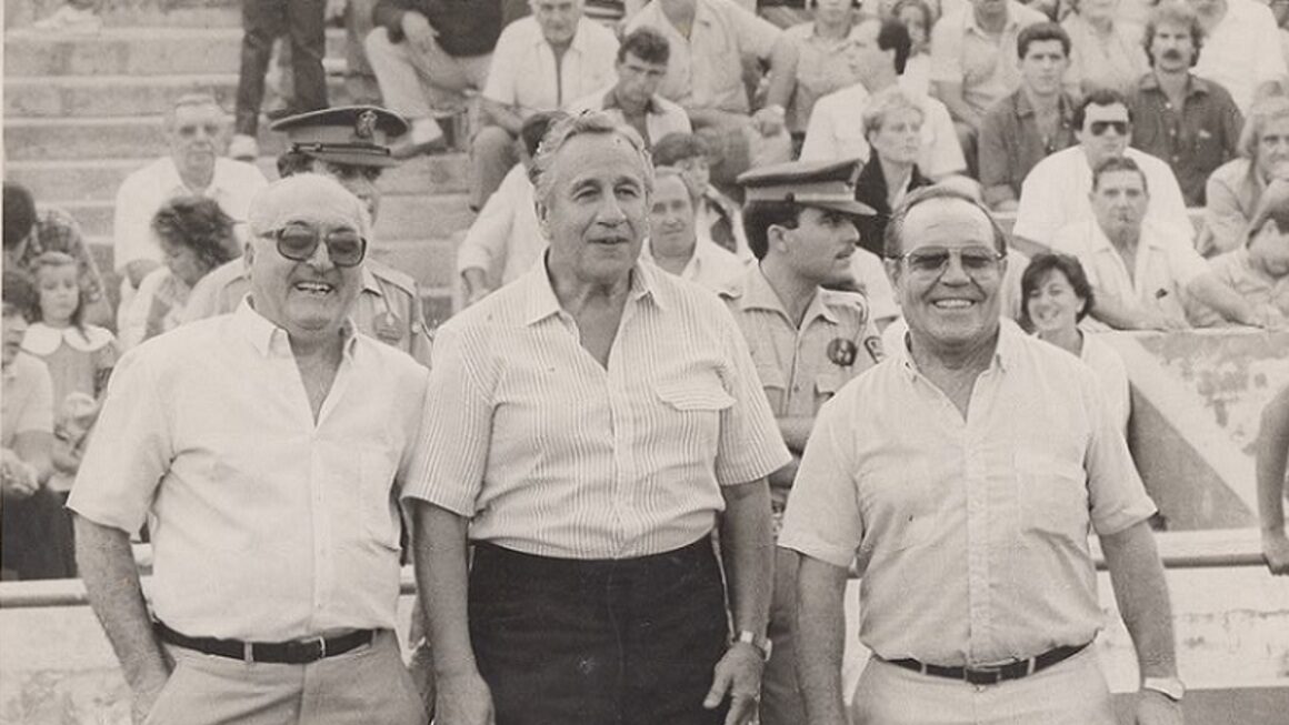 Juan Carlos Lorenzo junto a otros hombres en un evento deportivo