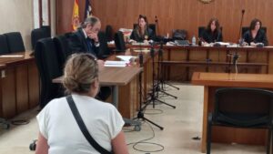 Vista de un juicio donde se juzga a una empleada de banca por apropiaci&oacute;n indebida.