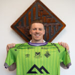 J&uacute;lio Zanotto mostrando su camiseta del Illes Balears Palma Futsal