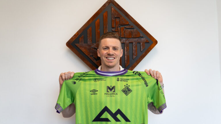 J&uacute;lio Zanotto mostrando su camiseta del Illes Balears Palma Futsal