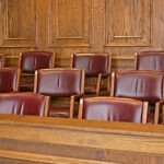 Asientos vacíos en una sala de jurado popular en un tribunal