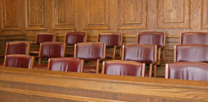 Asientos vac&iacute;os en una sala de jurado popular en un tribunal