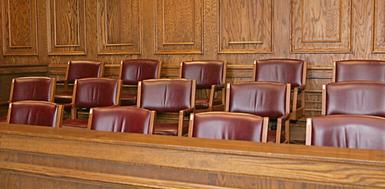 Asientos vacíos en una sala de jurado popular en un tribunal