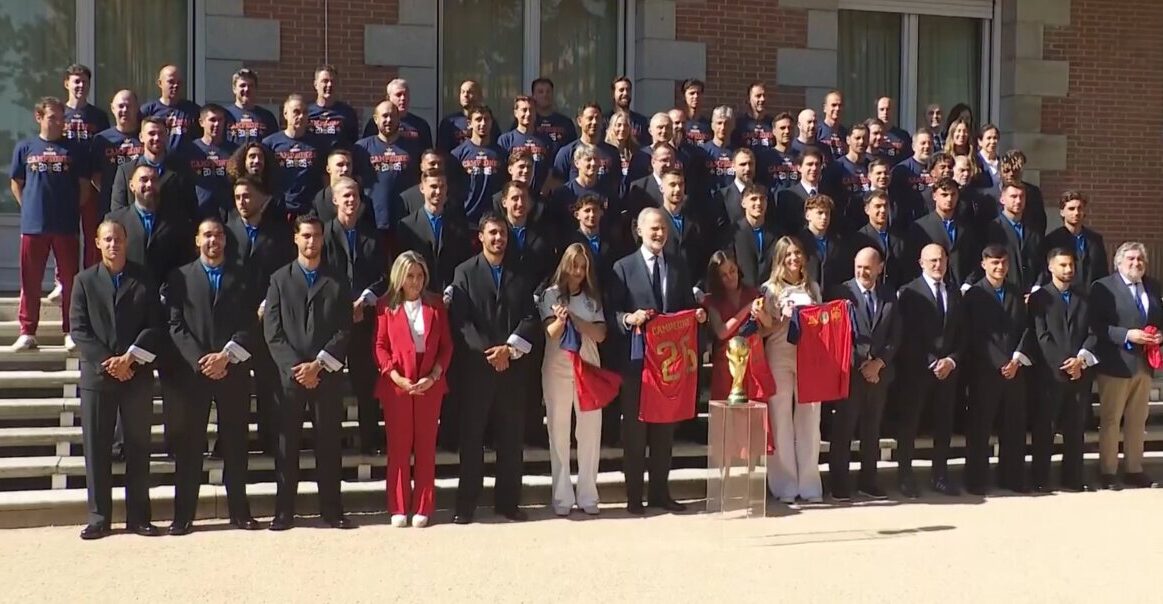 Campeones, campeones la familia Real recibe a La Roja bicampeona del mundo