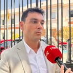 Un portavoz del PP habla sobre la regularización de migrantes en una conferencia.