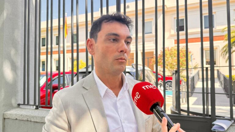 Un portavoz del PP habla sobre la regularización de migrantes en una conferencia.