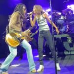 Lenny Kravitz y una ni&ntilde;a mallorquina cantando en el escenario