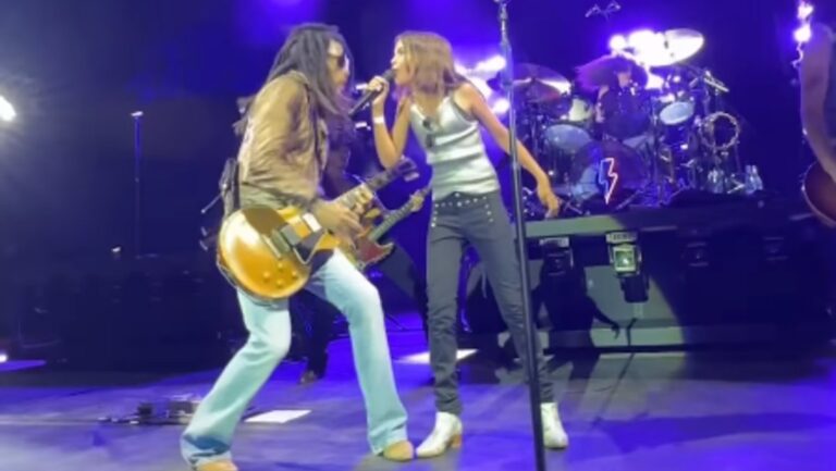 Lenny Kravitz y una niña mallorquina cantando en el escenario