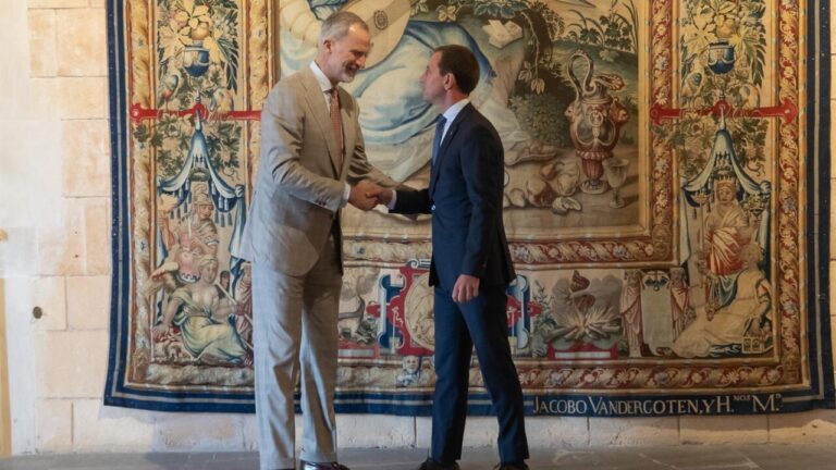 Galm&eacute;s se compromete ante el Rey a limitar la entrada de veh&iacute;culos en Mallorca