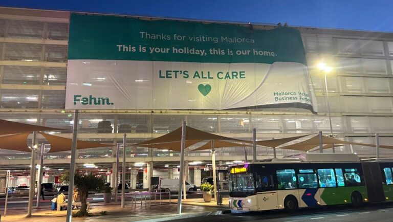 Lona en el aeropuerto de Palma con mensaje sobre turismo responsable