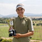 Luna Sobrón sosteniendo el trofeo del Campeonato de España de Golf