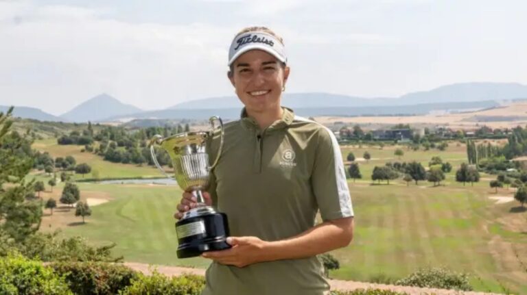 Luna Sobrón sosteniendo el trofeo del Campeonato de España de Golf