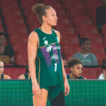 Lydia Rivers en la cancha de baloncesto con uniforme de Unicaja Mijas