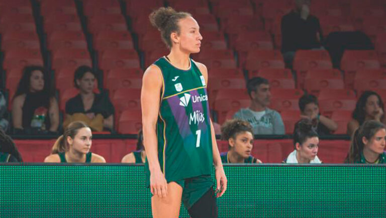 Lydia Rivers en la cancha de baloncesto con uniforme de Unicaja Mijas