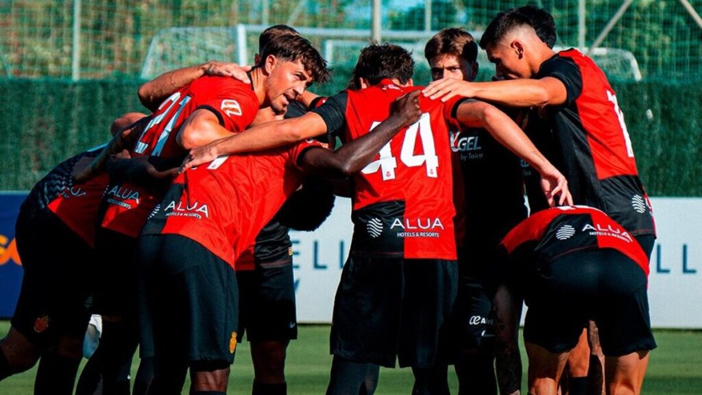 Jugadores del RCD Mallorca celebrando en un partido de pretemporada