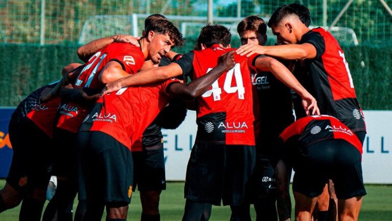 Jugadores del RCD Mallorca celebrando en un partido de pretemporada