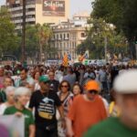 Multitud de personas marchando en la manifestaci&oacute;n antiturismo en Palma.