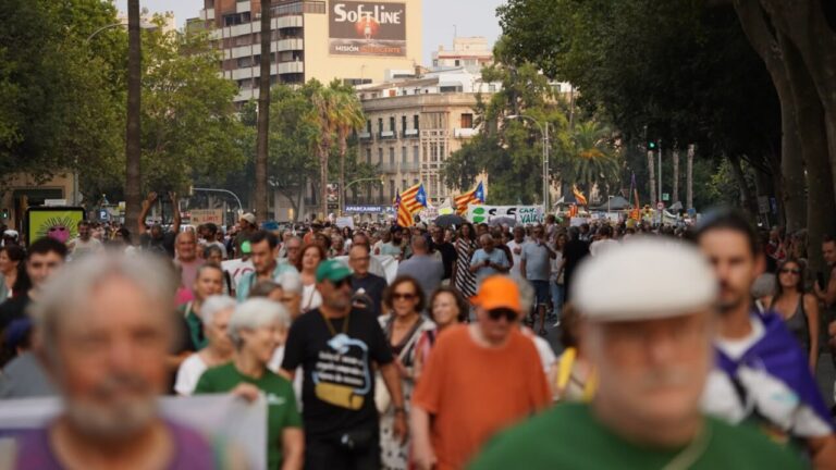 Multitud de personas marchando en la manifestación antiturismo en Palma.