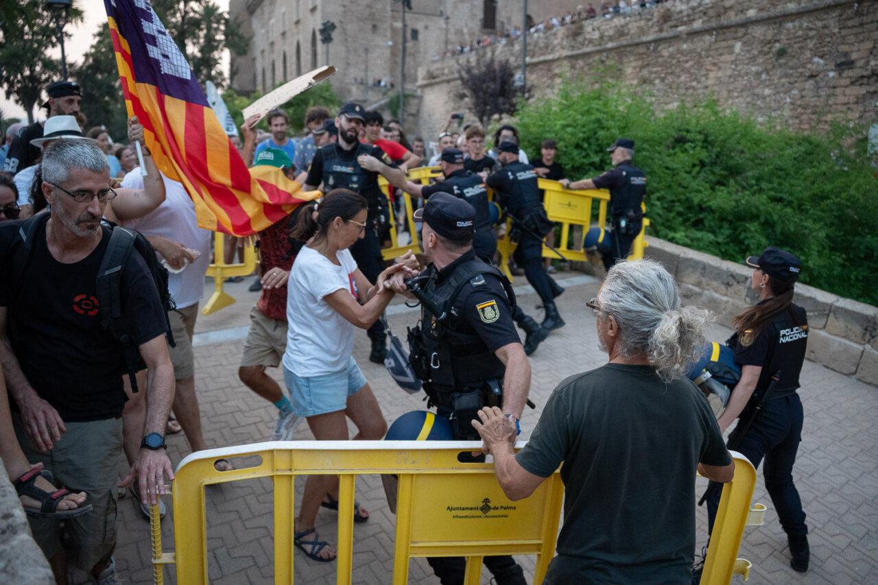 Protesta contra el turismo con enfrentamiento entre manifestantes y polic&iacute;a