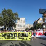 Manifestaci&oacute;n en Palma contra la saturaci&oacute;n tur&iacute;stica con pancartas