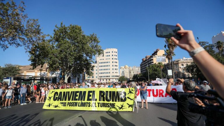 Manifestaci&oacute;n en Palma contra la saturaci&oacute;n tur&iacute;stica con pancartas