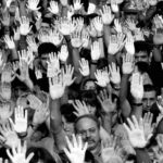 Multitud levantando manos blancas en homenaje a Miguel &Aacute;ngel Blanco