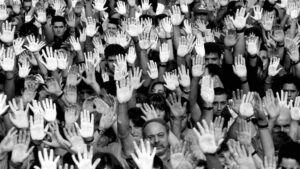 Multitud levantando manos blancas en homenaje a Miguel &Aacute;ngel Blanco