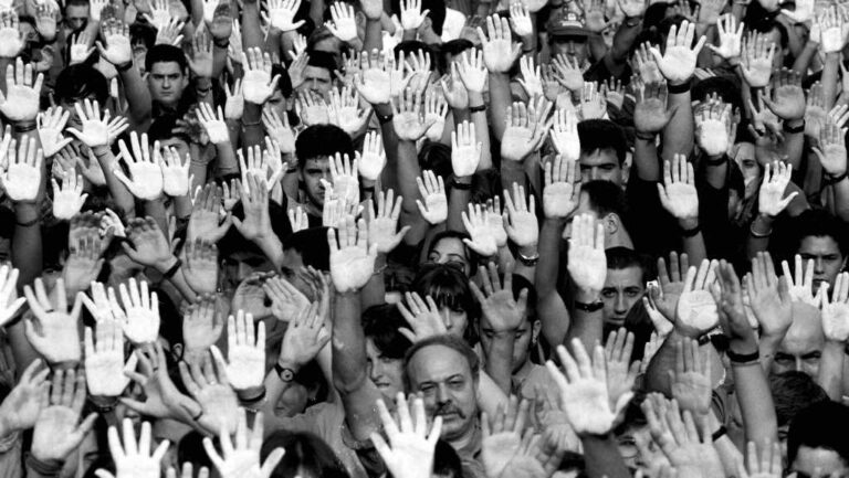 Multitud levantando manos blancas en homenaje a Miguel Ángel Blanco
