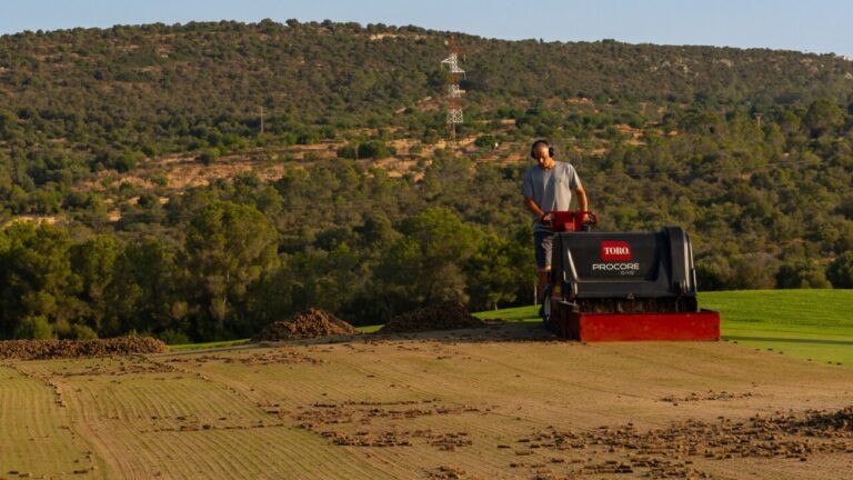 ¿Por qué se pinchan los greenes? La razón detrás de uno de los mantenimientos más importantes de los campos de golf