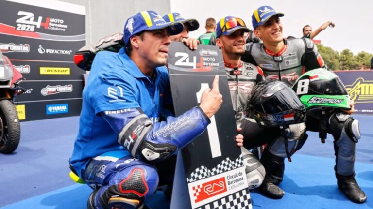 Pilotos de FR Moto celebrando su victoria en las 24 Horas de Montmeló
