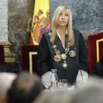 Mar&iacute;a Isabel Perell&oacute; recibiendo el premio Deg&agrave; Miquel Frontera en un acto solemne.