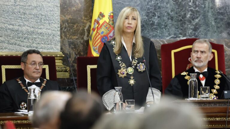 María Isabel Perelló recibiendo el premio Degà Miquel Frontera en un acto solemne.