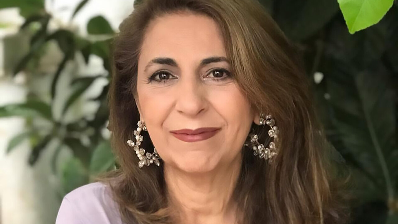 Retrato de mujer con pendientes grandes y fondo verde