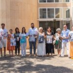 Grupo de personas sosteniendo carteles de campa&ntilde;a sobre la soledad en Marratx&iacute;
