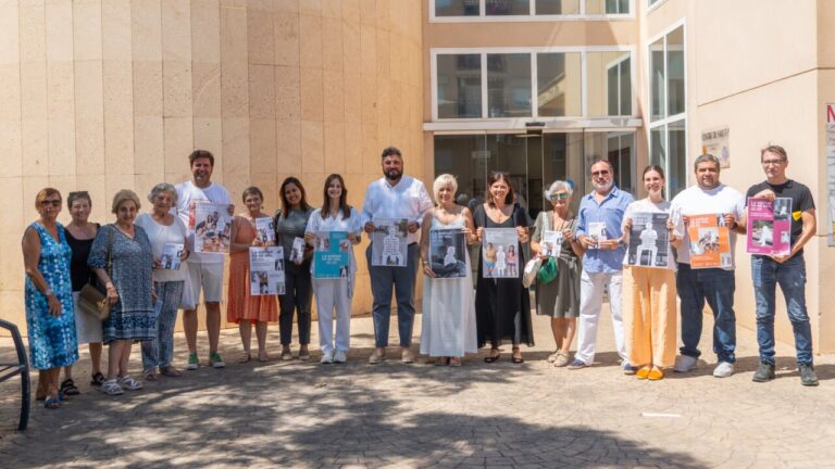 Grupo de personas sosteniendo carteles de campaña sobre la soledad en Marratxí