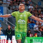 Mateus Maia celebrando un gol durante un partido de fútbol sala