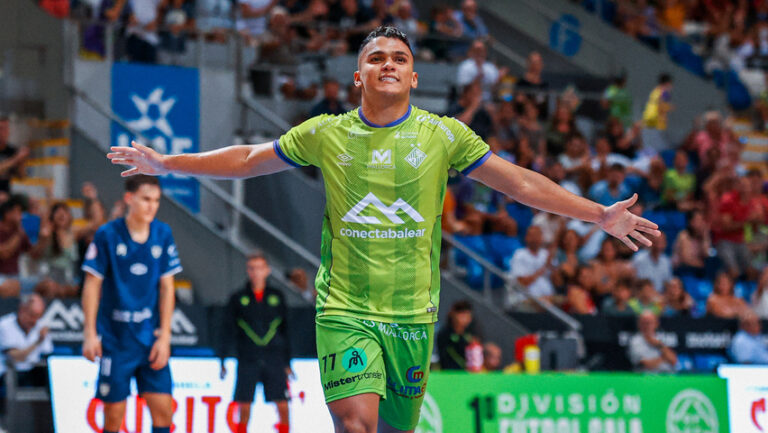 Mateus Maia celebrando un gol durante un partido de fútbol sala