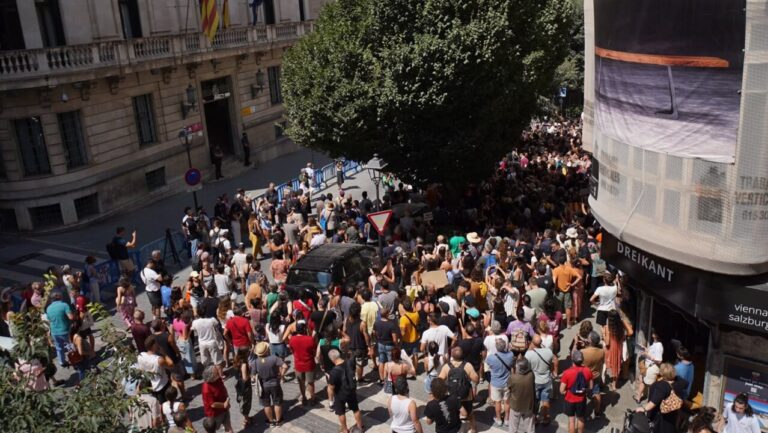 Concentraci&oacute;n de personas en Palma pidiendo la dimisi&oacute;n del delegado del Gobierno