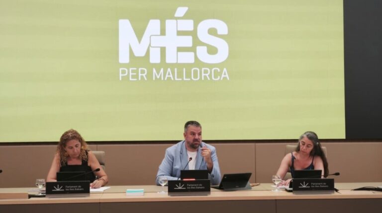 Lluís Apesteguia y portavoces de Més per Mallorca en reunión