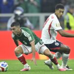 Jugadores de México e Inglaterra compiten por el balón en el Mundial 2026