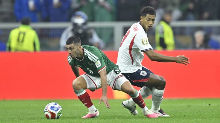 Jugadores de México e Inglaterra compiten por el balón en el Mundial 2026
