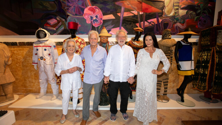 Michael Douglas y amigos en el museo Sa Bassa Blanca en Mallorca