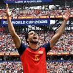 Mikel Merino celebra un gol en el Mundial 2026 con el público animando