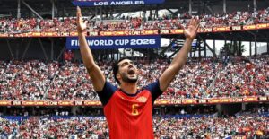 Mikel Merino celebra un gol en el Mundial 2026 con el p&uacute;blico animando